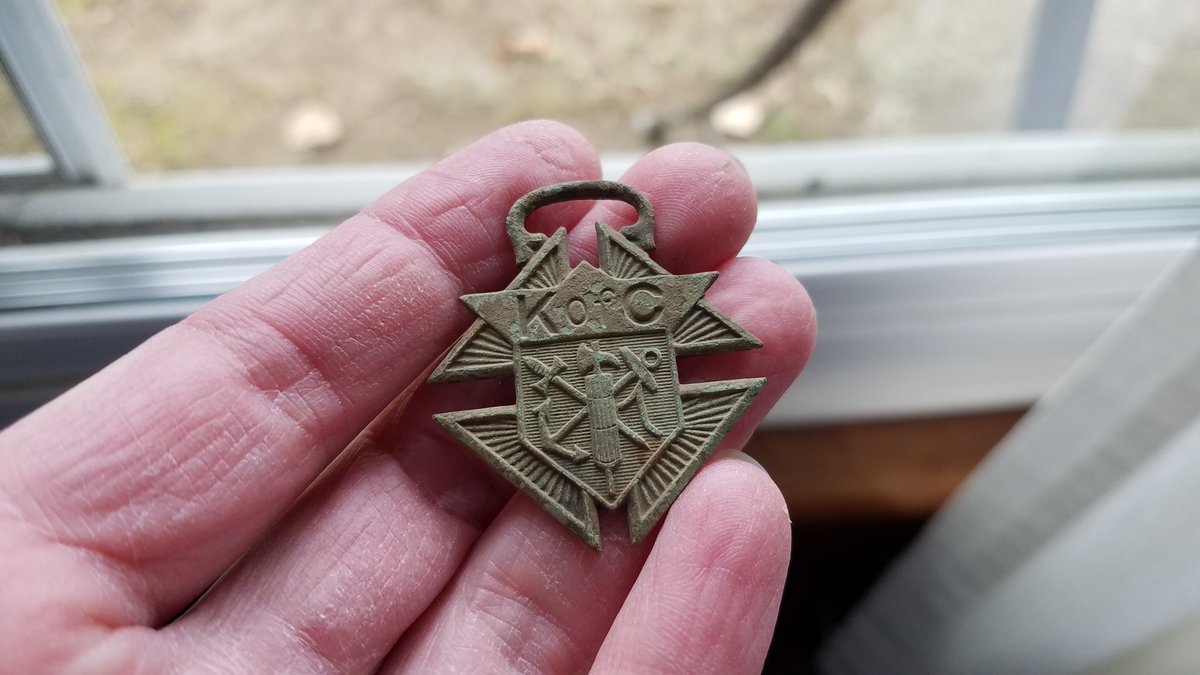 Got to the river and managed to save this Knights of Columbus watch fob from being washed away.
#mudarking #treasure #dirtfishing #treasurehunter #savinghistory #history #relics #antique #watchfob