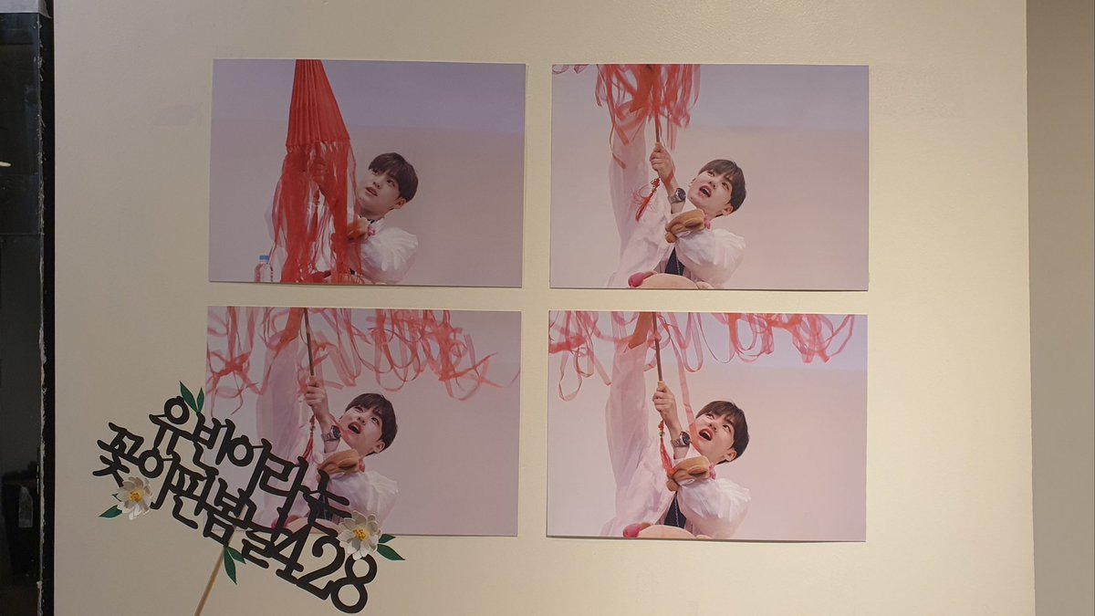 blakunnown's tweet photo. 9.카페호빈
전시 종료시간에 맞춰가서 브이앱도보고 나눔도받고:) 유빈이 생일날이라 무리해서 멀리까지간 보람이 있었다!!!!
유빈아 생일축하해!! 미츄가 사랑해♡

#나의_계절_나의_봄_송유빈
#유빈이라는_꽃이핀_봄날_428 
#HAPP_YUVIN_DAY https://t.co/gzbYyU2xAb