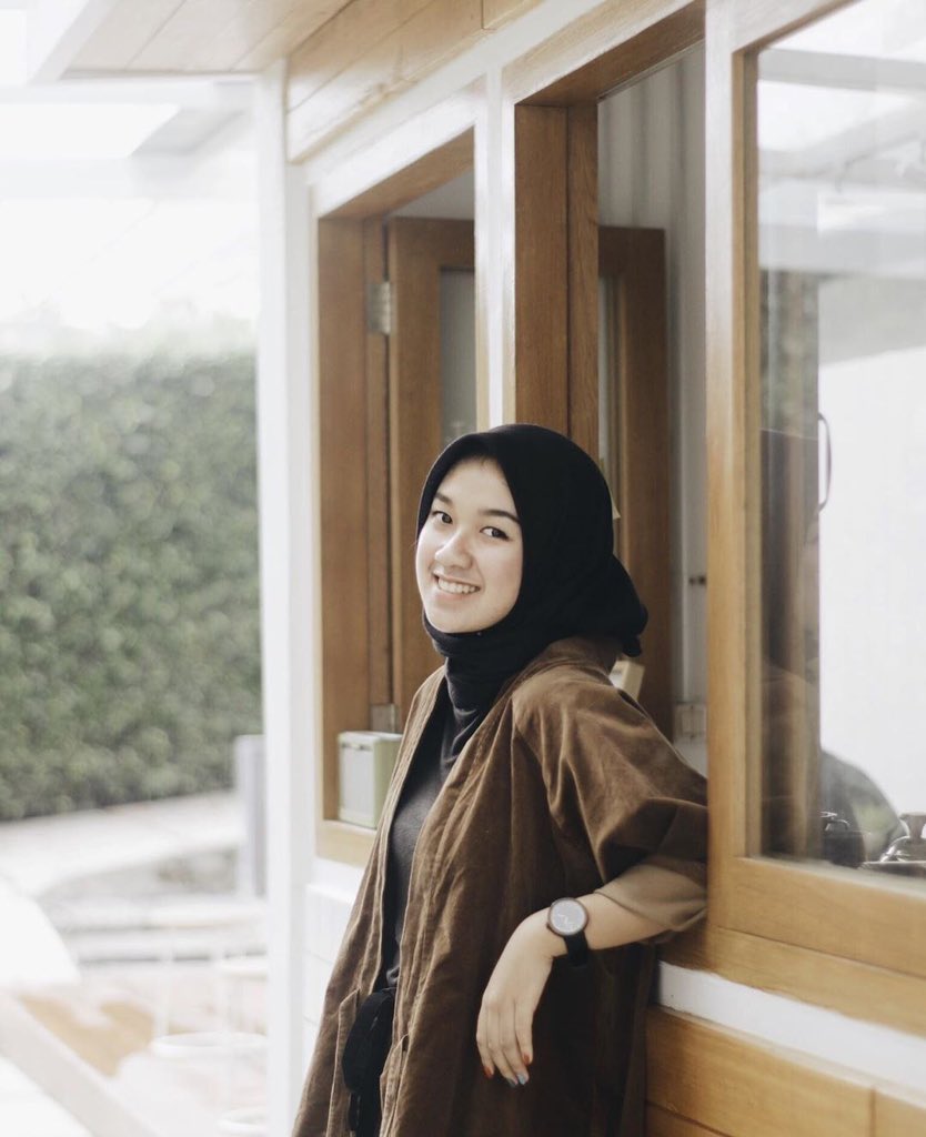 strcwbries's tweet photo. Assalamualaikum om, tante, aa, teteh, dede, semuanyaaa.
Dengan Dania disini, bagaimana quarantine nya?
Alhamdulillah berkat quarantine ini Dania teh udah akrab banget sama tembok kamar.
Oiya, sebagai permulaan bisa drop lagu favorite kalian di bawah? Tirimi kisih. 🙂💘 https://t.co/S7JvyBFiFh