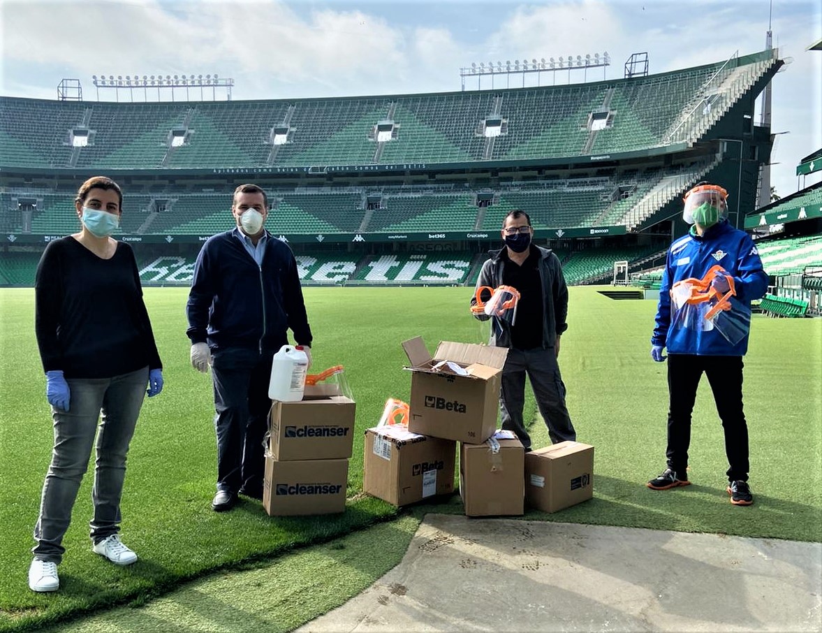 📣 La empresa Cleanser nos ha donado 375 litros de hidrogel y Beta Iberia nos ha hecho llegar 75 pantallas protectoras 🧴😷 Este material será enviado a hospitales, residencias, comercios... de la provincia de Sevilla 🏥

¡Muchas gracias!

#BetisEnCasa #EsteVirusLoParamosUnidos