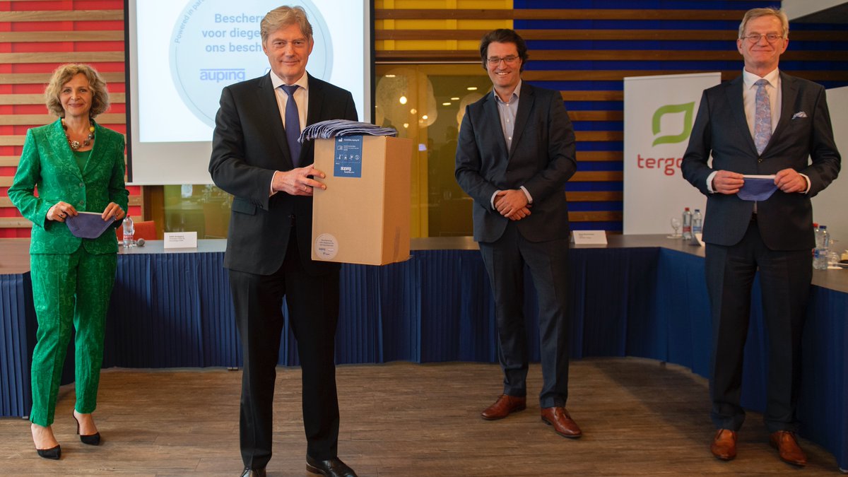 Bij het LCH zijn de eerste FFP2 mondmaskers van de gezamenlijke productie van DSM, Auping en AFPRO binnengekomen. Samen met de luchtbrug uit China en hergebruik komt er zo een structurele stroom van miljoenen mondmaskers per week op gang. Geweldig nieuws voor iedereen in de zorg!