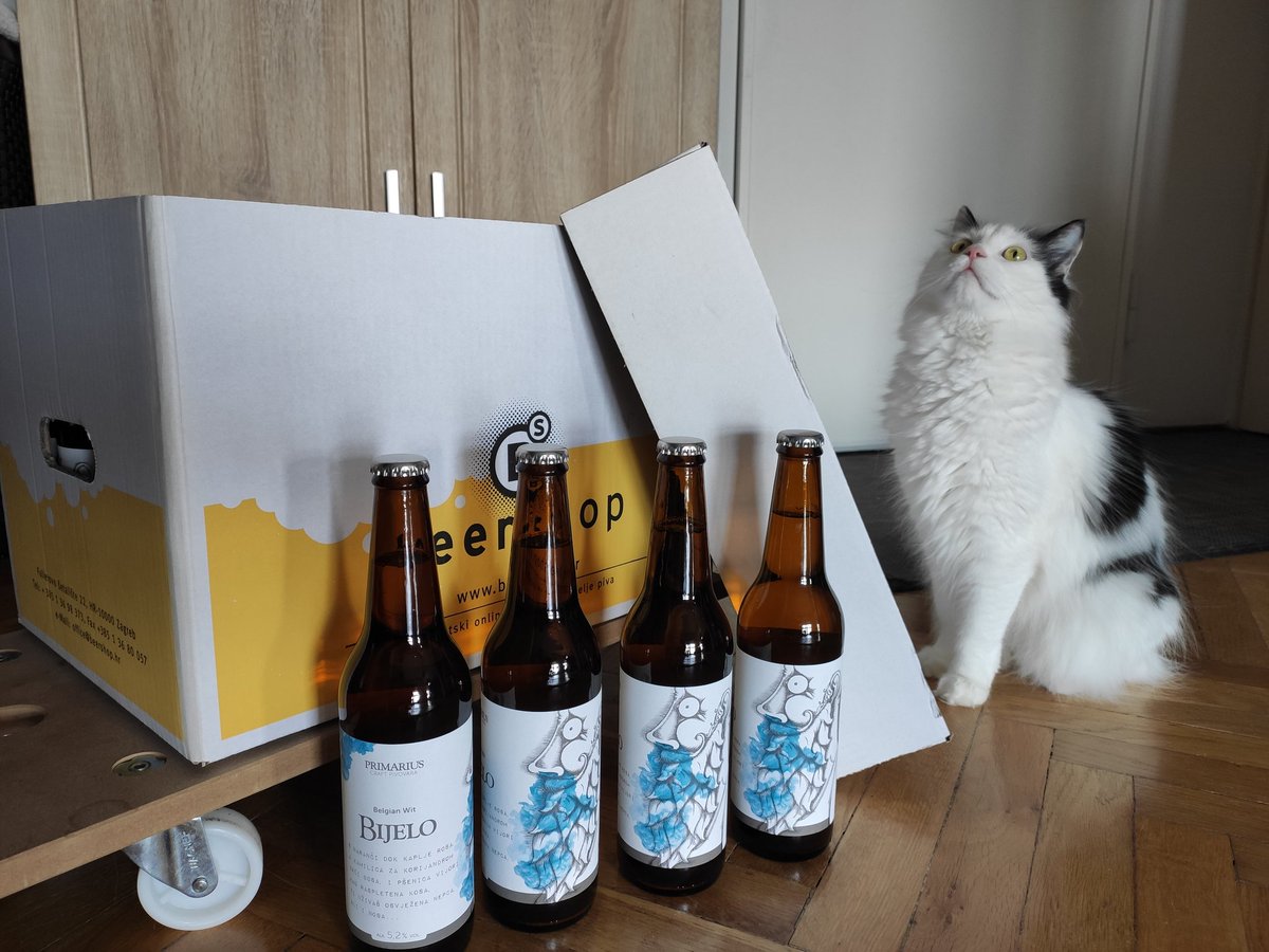 MilinaAdri's tweet photo. Ma još! Znaš da nisi untappd materijal kada naručiš skoro cijelu kutiju istog piva💛😻 @PriMariusBrew @BeershopH w/ @zaognom #zanaterasu #guštaj #goodlife #kupujmohrvatsko #lokalniproizvođači #bijelo https://t.co/iSVDXccI1X