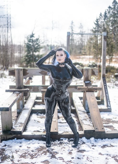 Guess who&acute;s back?! 😈👊 With a new latex catsuit winter photo set!! ❄️☃️😻 Check the whole photo set on<a href="/tag/latex"class="tags"><span>#latex</span></a><a href="/tag/catsuit"class="tags"><span>#catsuit</span></a><a href="/tag/latexfashion"class="tags"><span>#latexfashion</span></a><a href="/tag/fetishphotography"class="tags"><span>#fetishphotography</span></a>