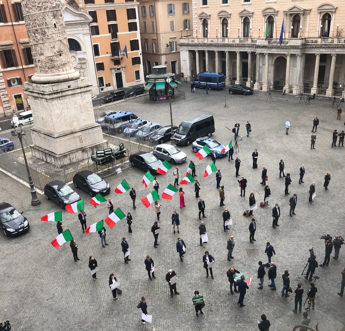Poco fa Giorgia Meloni con i deputati e senatori di Fratelli d’Italia, insieme agli europarlamentari e ai consiglieri regionali del Lazio hanno manifestato davanti palazzo Chigi per sostenere tutte le categorie dimenticate e per chiedere che la “fase 2” si voti in Parlamento.