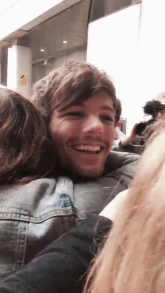 finelineluce's tweet photo. louis tomlinson treating his fans with all the love in the world, a thread: https://t.co/m4iiESM1xG