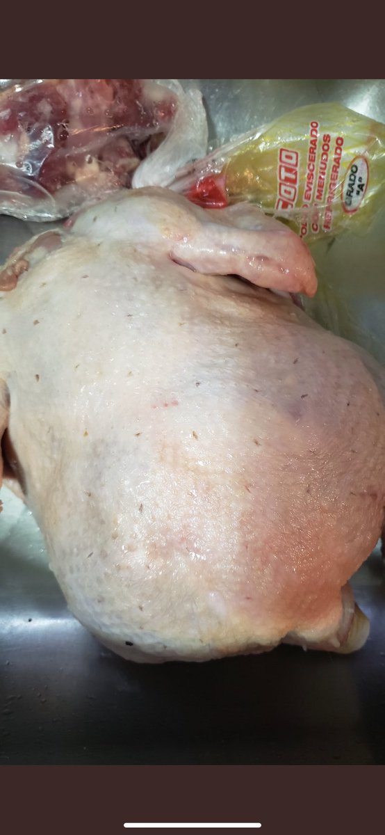 gabiolayer's tweet photo. Se preguntan porque el pollo viene picoteado ?? Le inyectan agua y lo congelan para que pese más y así ganar más dinero 💵 https://t.co/aUwePoIbU4