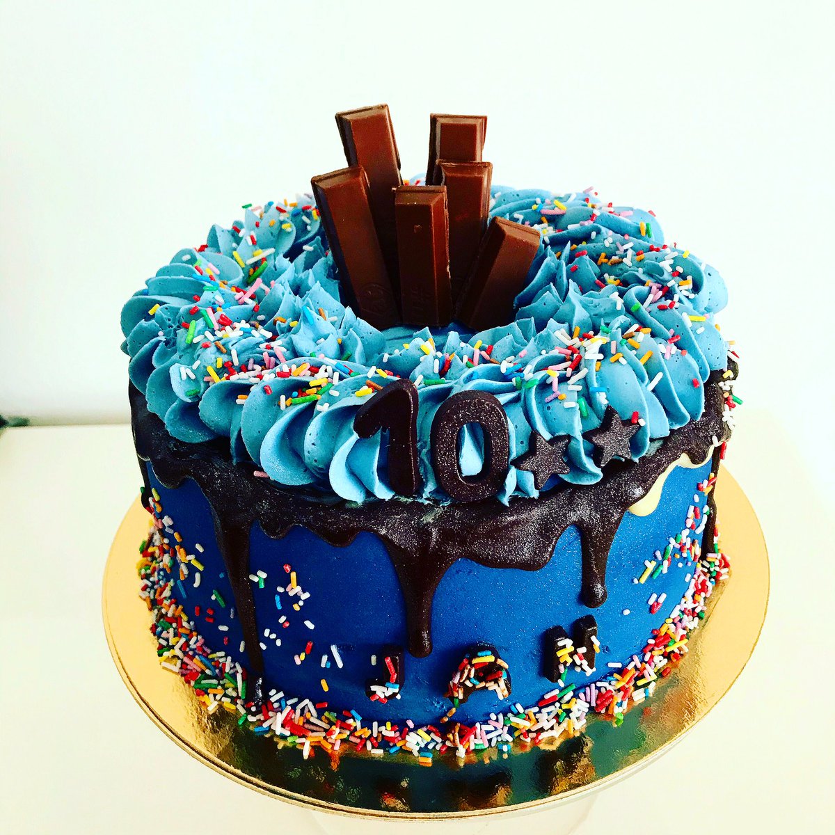 MonicaBakery's tweet photo. El #COVID19 està robant moltes festes d’aniversaris infalntils... una llàstima... Però que els pastissos no parin de rutllar!!
Avui és l’Aniversari d’en Jan 😍👏🏼!
#Catalunya #ConfinamentCatalunya https://t.co/X21lMBteFo