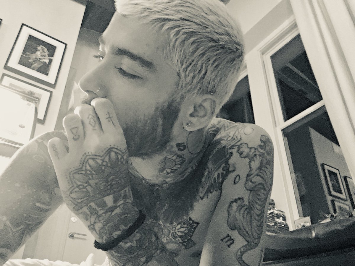 zjmposts's tweet photo. zayn malik selfies https://t.co/T3pk45xNRD