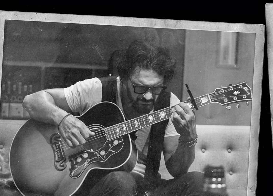 Out today, <a href="/Ricardo_Arjona/">Ricardo Arjona ®</a> has released his first single ‘Hongos’ from the upcoming album ‘Blanco y Negro’. Watch the accompanying video now: bit.ly/3bFycKW

Recorded in Studio Two, engineered by Dyre Gormsen, assisted by Abbey Road’s Matt Jones and Andy Maxwell.