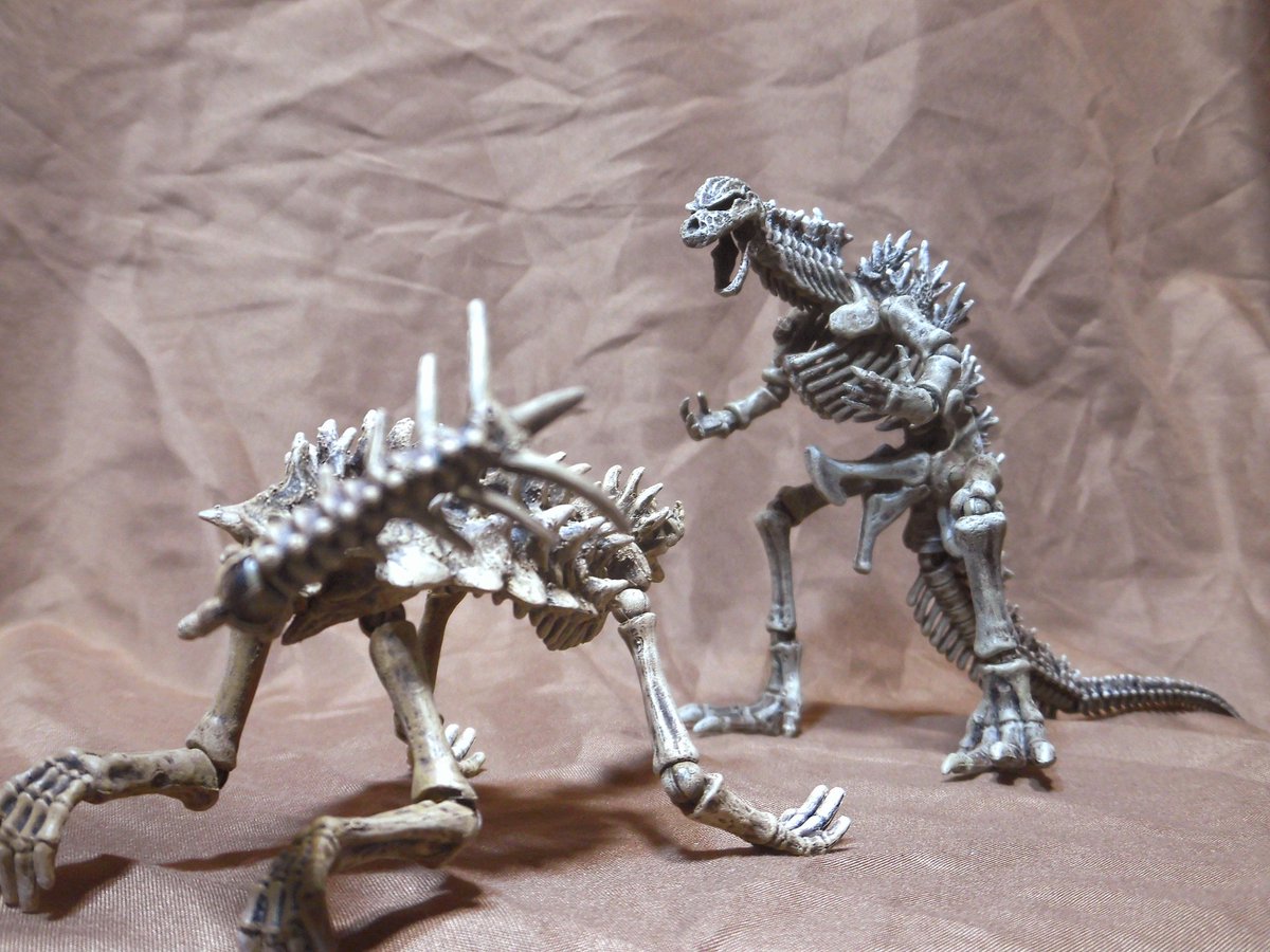 ポーズスケルトン恐竜シリーズの余ったパーツを寄せ集めて、
アンギラス骨格っぽく改造してみました。

FWに合わせて甲羅のトゲは逆立たせて角も七本に
あと丁度良いサイズの物が無かったので、頭だけエポパテで作りました。

ドハゴジさんのお家に置いてあった骨を意識してます
#ゴジラ 