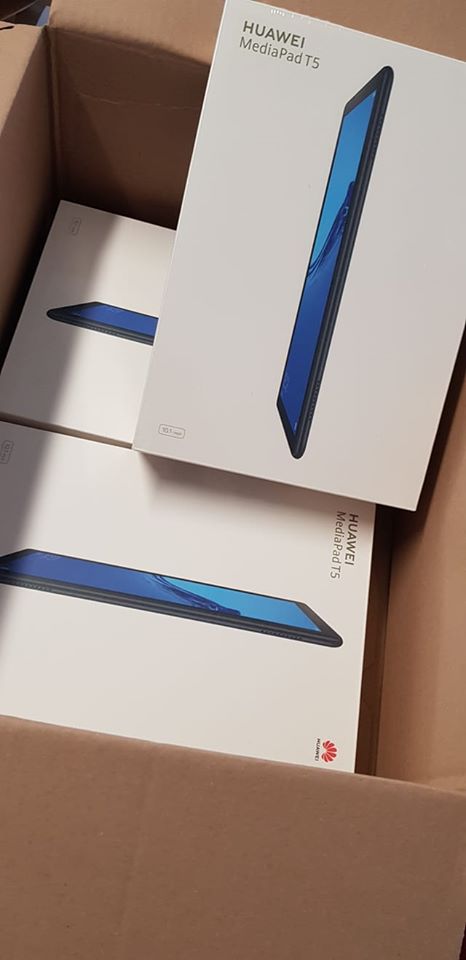 Merci à <a href="/FondBoulanger/">Fondation Boulanger</a>  et @FondationHPHF pour les tablettes reçues ce matin. Les communications vidéos seront plus accessibles pour les résidents.