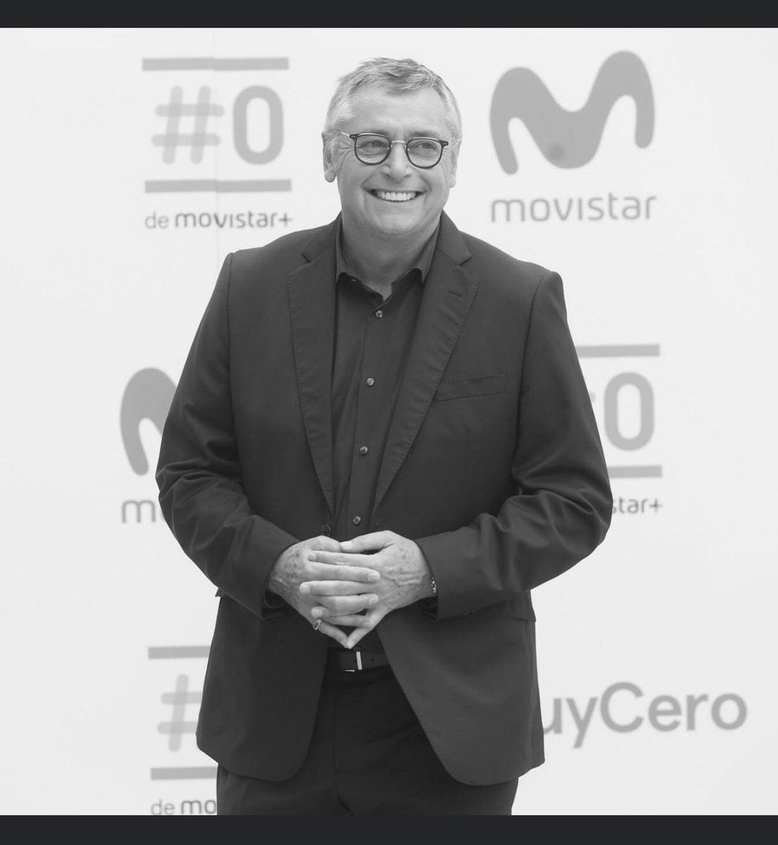 Michael Robinson, voz inolvidable del fútbol español a fallecido hoy a los 61 años de edad después de una larga lucha contra el cáncer... Se va un buen tipo, simpático ante todo. You'll never walk alone!.
DEP 🙏🏼 🖤 #descansaenpaz #noticiasfutbol #udsanlorenzo