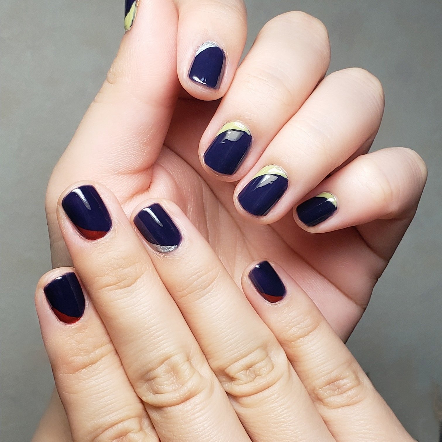 ゆうり シャッてしたシンプルネイビーネイル W 前に桜ネイルでやったシャッてやつが思いのほか気に入ってたからやってみた 他の色でもやってみたいかも 艸 ネイル セルフネイル ポリッシュ ショートネイル 個性派ネイル T Co