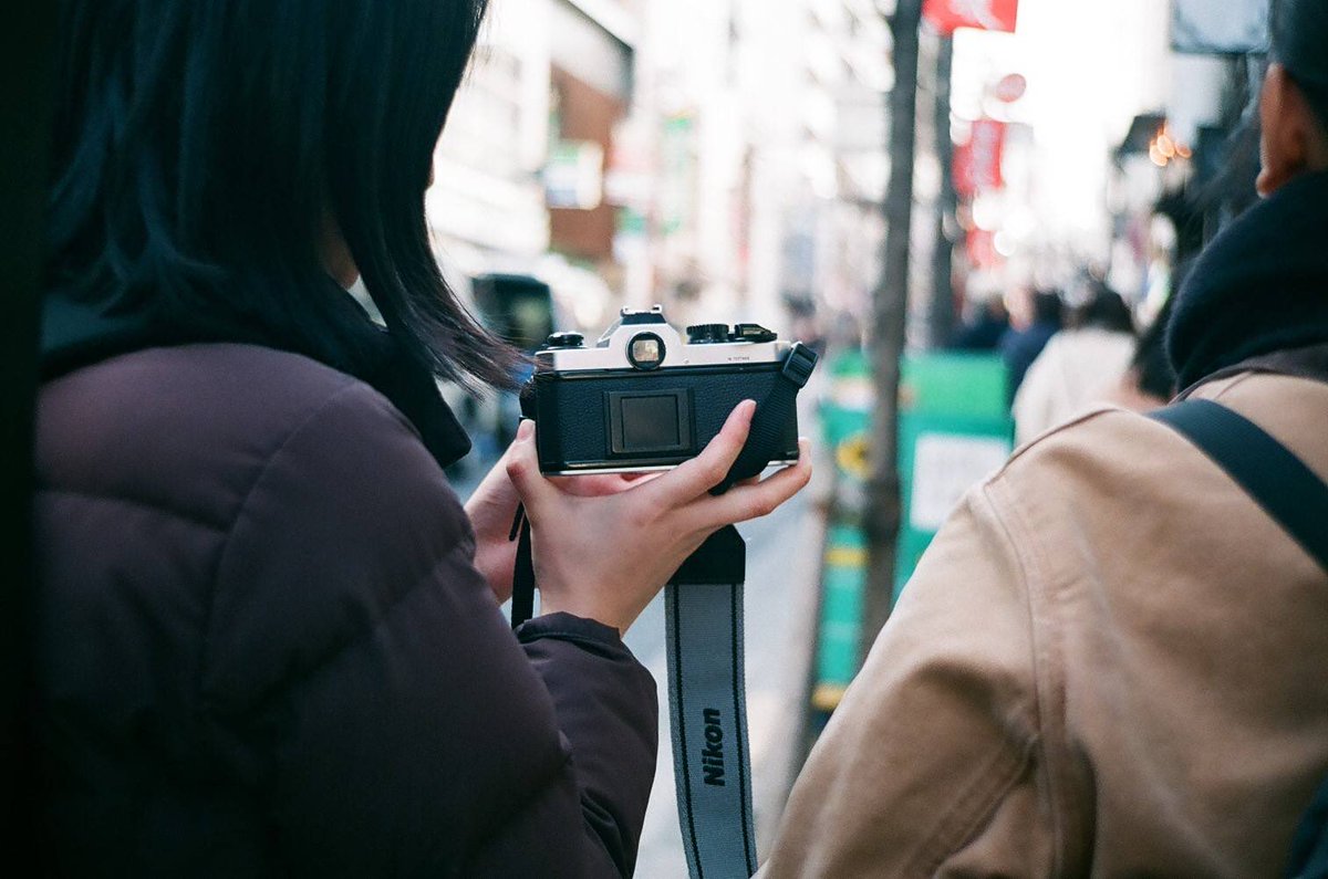 写団シャレード フィルム会 神楽坂 2月におこなったフィルム会では 神楽坂駅周辺を歩きながらフィルムカメラで写真を撮りました フィルムカメラを持っていない部員も写ルンですで参加し フィルムを楽しめたようです 現像の待ち時間にはみんなで
