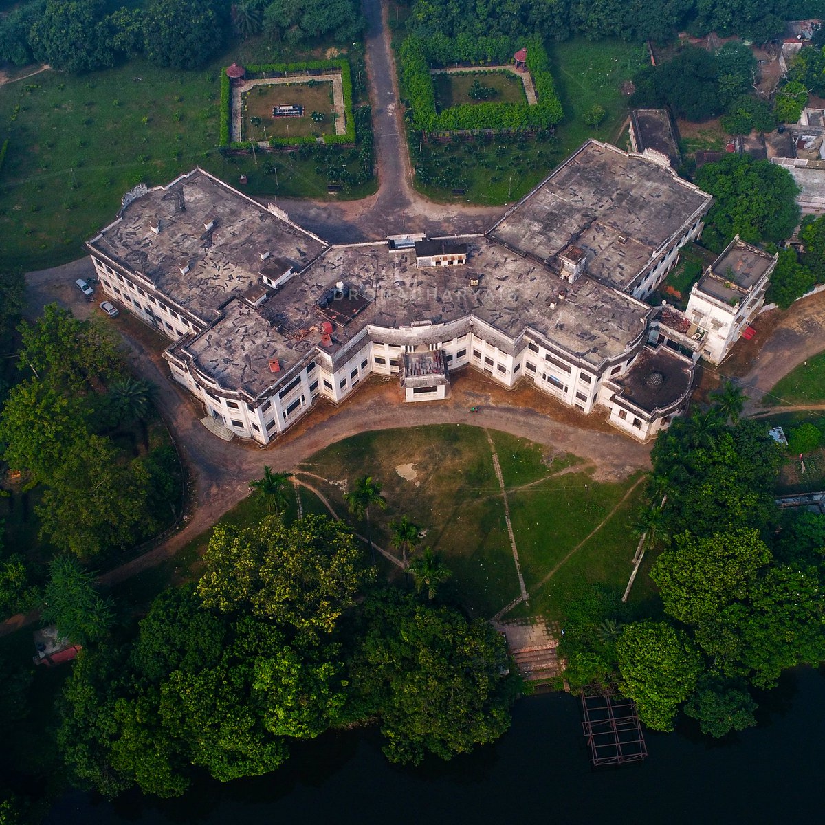 Aerial View Of Nargauna Palace, Raj Campus, Darbhanga. 
Photo credit (Dronacharya). Visit this page for some amazing Drone pictures of #Darbhanga #tuesdayvibes #MithilaCalling #MithilawillRise #visitmithila #heritageofmithila
instagram.com/thedronacharya…
