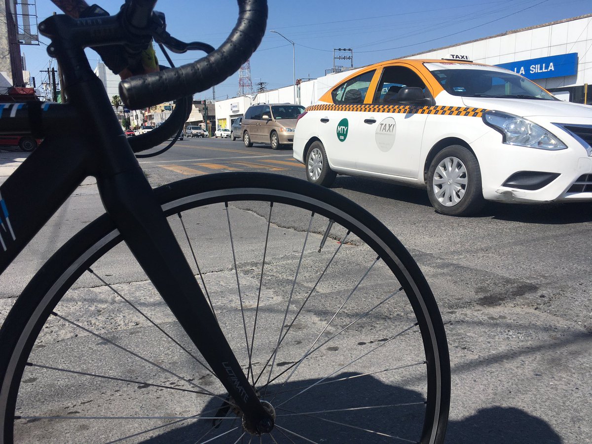 angaenbici's tweet photo. Los placeres de ir al trabajo en #bici es que puedes entrar de día y salir y llegar igual a casa + un plus : un #hermoso atardecer..
#EnBiciContraCovid19 #enbicitodoesmejor #altrabajoenbici #mujerciclista #fixedgear #aventon #fixiegirl #sindejardefluir #64000mty https://t.co/obIja8Fsad