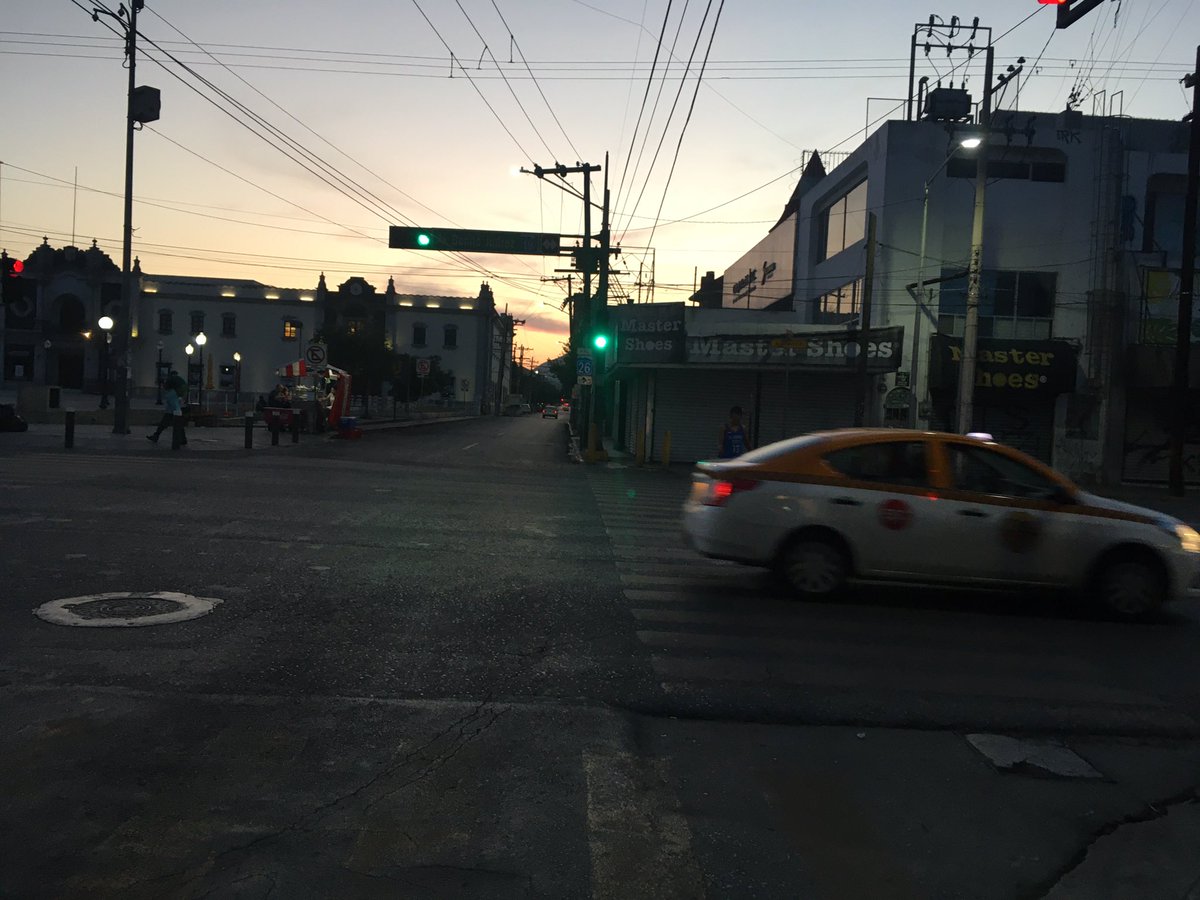 angaenbici's tweet photo. Los placeres de ir al trabajo en #bici es que puedes entrar de día y salir y llegar igual a casa + un plus : un #hermoso atardecer..
#EnBiciContraCovid19 #enbicitodoesmejor #altrabajoenbici #mujerciclista #fixedgear #aventon #fixiegirl #sindejardefluir #64000mty https://t.co/obIja8Fsad
