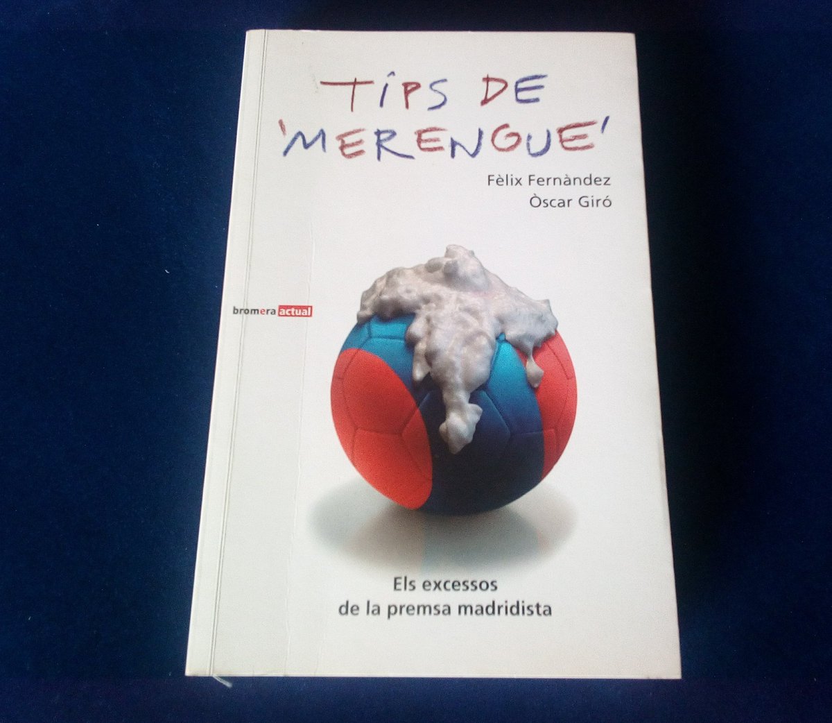 qmolins's tweet photo. Lectura pel confinament: 
44- TIPS DE MERENGUE . Els execessos de la premsa madridista (2007) de Fèlix Fernàndez @felixfnorte i Òscar Giró  
#LaLlibreriaDelQuimMolins 
@QueThiJugues https://t.co/9D6d3StDM8