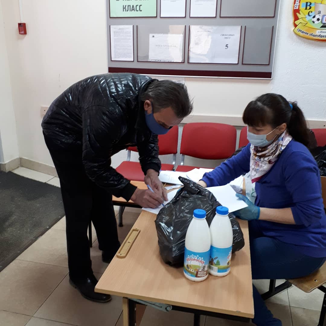 #СтопКоронавирус #ОставайтесьДома 
Сегодня выдаем продуктовые наборы детям различных категорий. В продуктовый набор входят продукты Ивановских производителей. За день выдали более 90 наборов. Всем здоровья!!! Не болейте!!!!