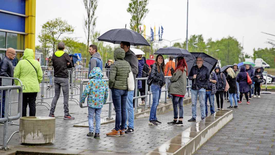 “Giga wachtrijen bij IKEA na eerste openingsdag sinds uitbreken Corona pandemie” 

Volgens mij wíllen de mensjes stiekem gewoon een 2e golf van uitbraken. Wat voor mensen zijn dit? 
Kun je echt geen maandje wachten op die fukkin’ Billy Boekenkast??