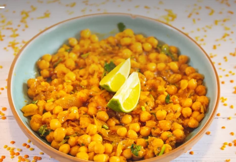 DukesHighgate's tweet image. Fooska, our amazing January kitchen resident, is delivering! Had some last night and it was so good. Halima is donating 50% of the profits towards cooking for North Middlesex hospital. Check it out eatfooska.com/order-online