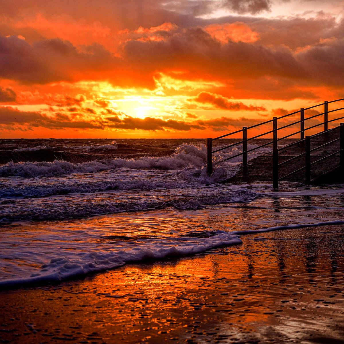 Broadstairs is just as beautiful in the rain ☔️ 
.
Layered up and waterproofs on!! Dog wasn’t too keen though 🙃
.
.
.
#broadstairs #broadstairsapartments #thanet #communitylove #hope #seaside🌊 #visitbroadstairs #visitthanet #visitkent #luxuryaccomodation #visituk #kent