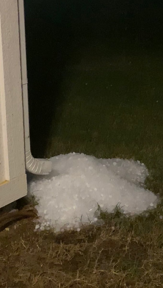 KyleRampy's tweet photo. @NBCDFW @NBCDFWWeather #hailstorm https://t.co/zzi5OEjrsK