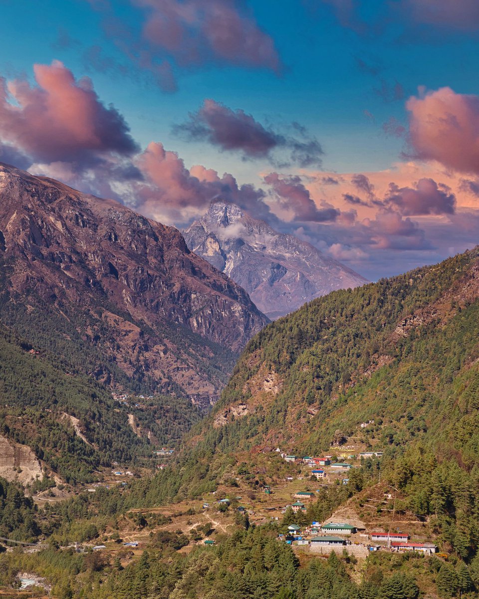 Mt Thamserku, Nepal Himalayas.

#stayoutdoors #earthoutdoors #outdoorcommunity #earthofficial #earth_shotz #mountainlifestyle #mountainscape #lonelyplanetindia #tripislife #incrediblehimalayas #liveoutdoors #forgeyourownpath #CapturedonCanon #canonphotos #artofvisuals