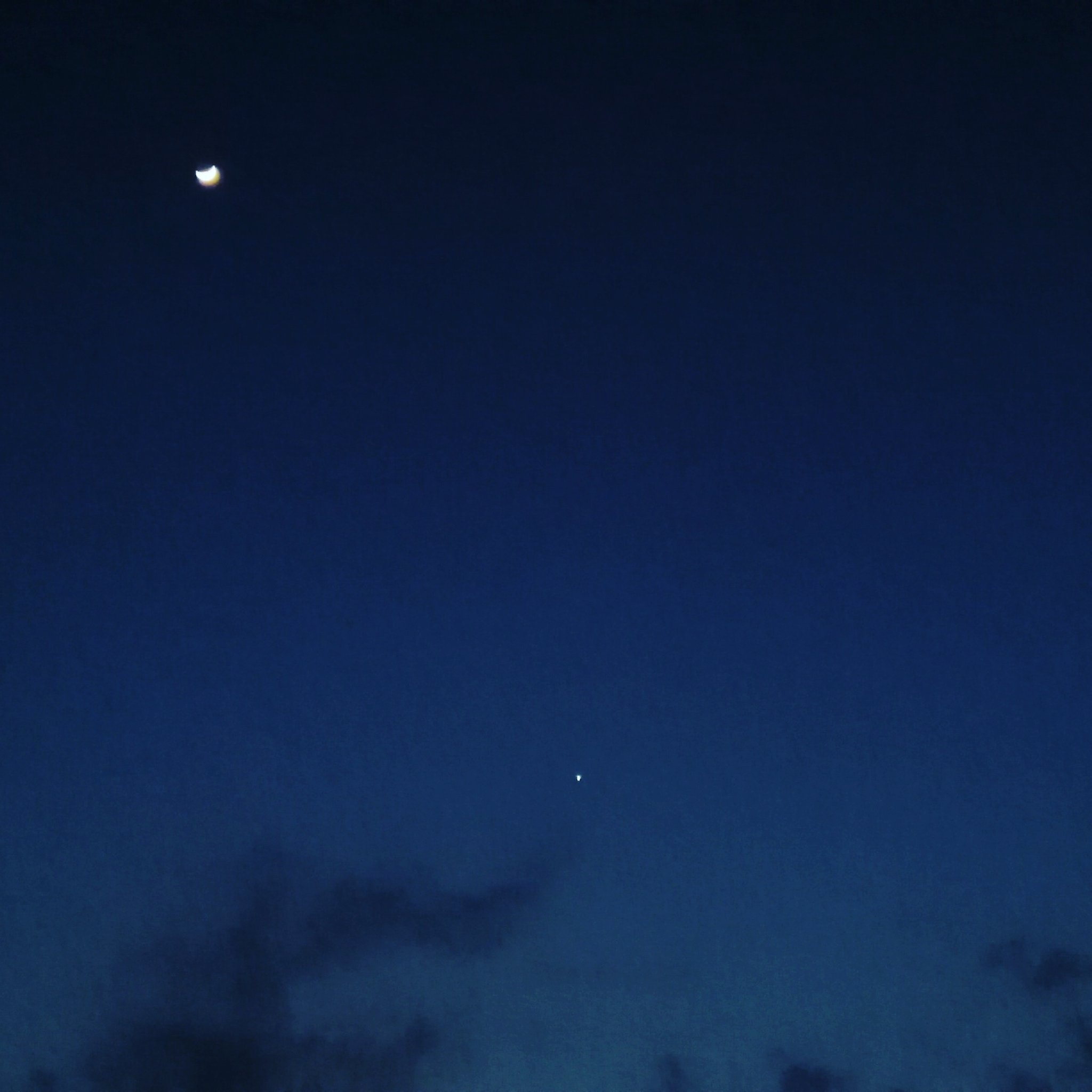 おはぴょん 三日月と金星が綺麗です 夕方の西の空 早く沈んじゃうけど おやすみなさい また明日 おやすみなさい おつかれさま 1日 宵 良い よいやぎ イラスト 睡眠 今日 写真 夜景 また明日 綺麗 夕方 月 三日月 宵の明星 金星