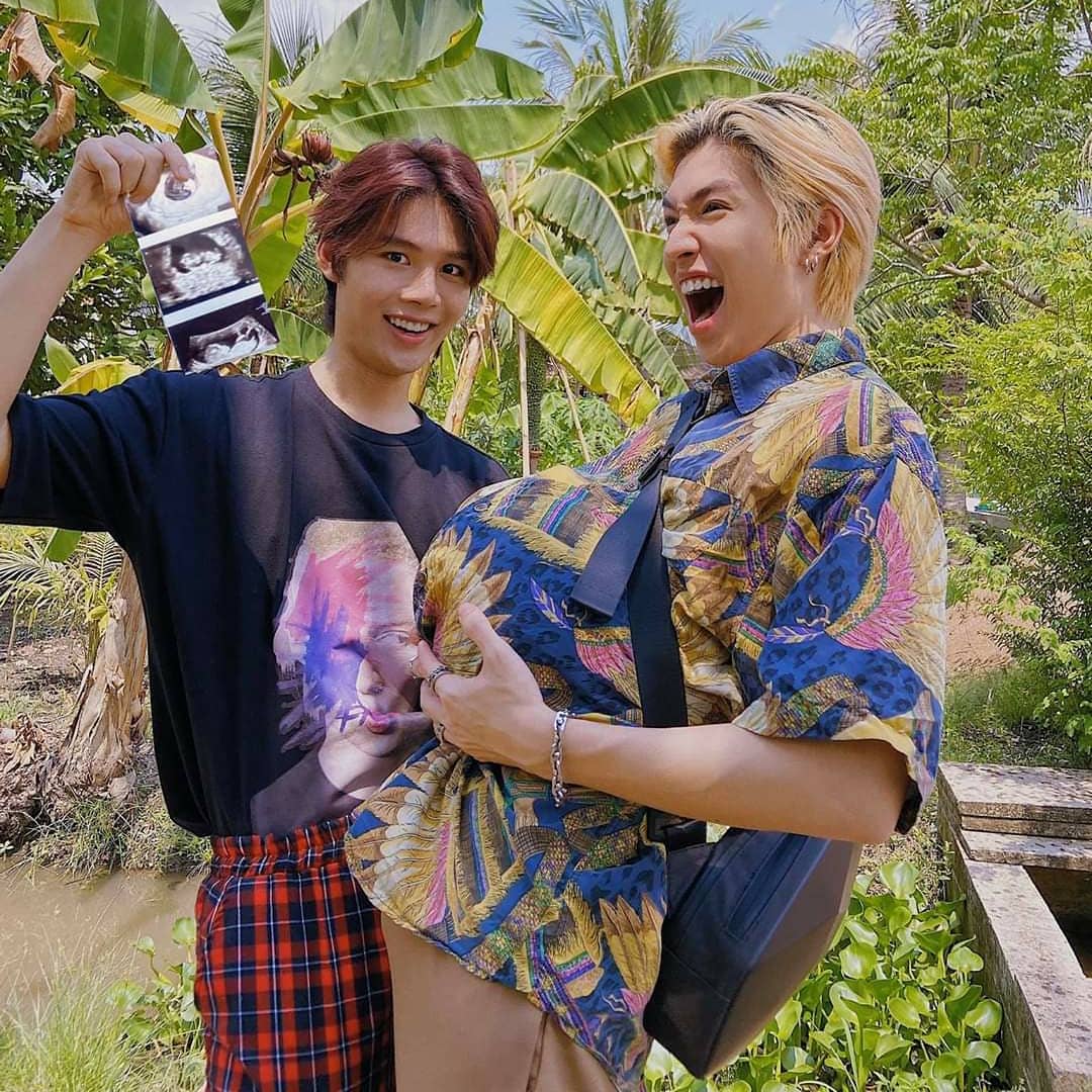Vpop_On's tweet photo. [#FUN] E assim como a foto do pedido do noivado, a foto dos patrões Dong Nhi e Ong Cao anunciando a gravidez já virou meme na #6Sense, como bons padrinhos, Luc Huy, Cody, Toof.P, K.O (#UNI5).

Aguardem que certeza que vem muito mais.

#vpop #Meme #DongNhi #OngCaoThang #Pregnant https://t.co/gcx6ch4HED