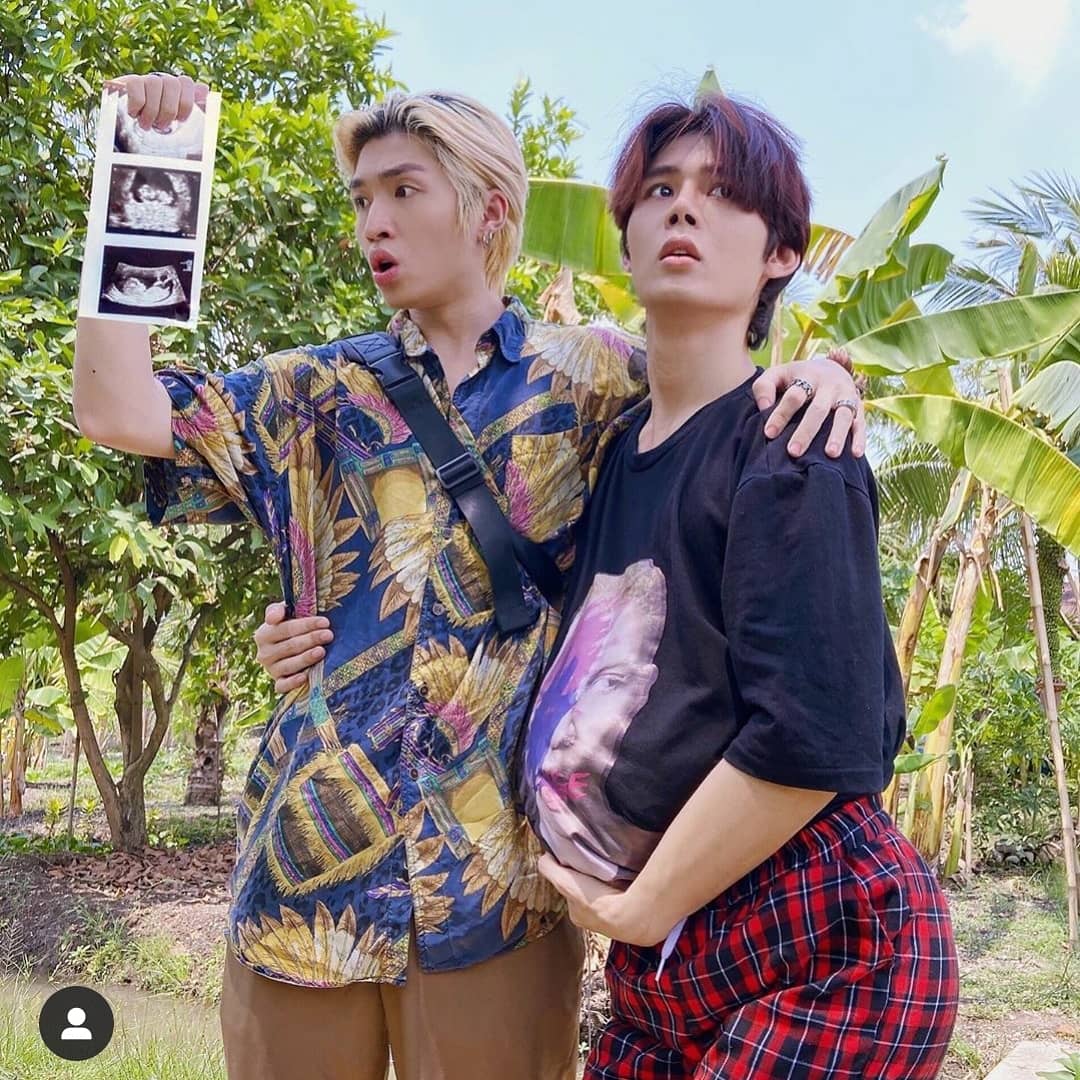 Vpop_On's tweet photo. [#FUN] E assim como a foto do pedido do noivado, a foto dos patrões Dong Nhi e Ong Cao anunciando a gravidez já virou meme na #6Sense, como bons padrinhos, Luc Huy, Cody, Toof.P, K.O (#UNI5).

Aguardem que certeza que vem muito mais.

#vpop #Meme #DongNhi #OngCaoThang #Pregnant https://t.co/gcx6ch4HED