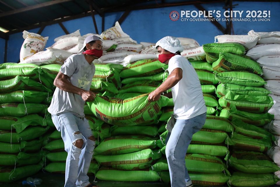 sanfernandoLU's tweet photo. THIRD WAVE OF CITY RELIEF PACKS UNDERWAY

The relief packs contain 10-kilos of rice, 1-kilo kamote, 1/2-kilo sayote, 1/2-kilo squash, one sotanghon, one dozen eggs and two packets of vegetable seeds for backyard gardening. https://t.co/GZHn067Sbe