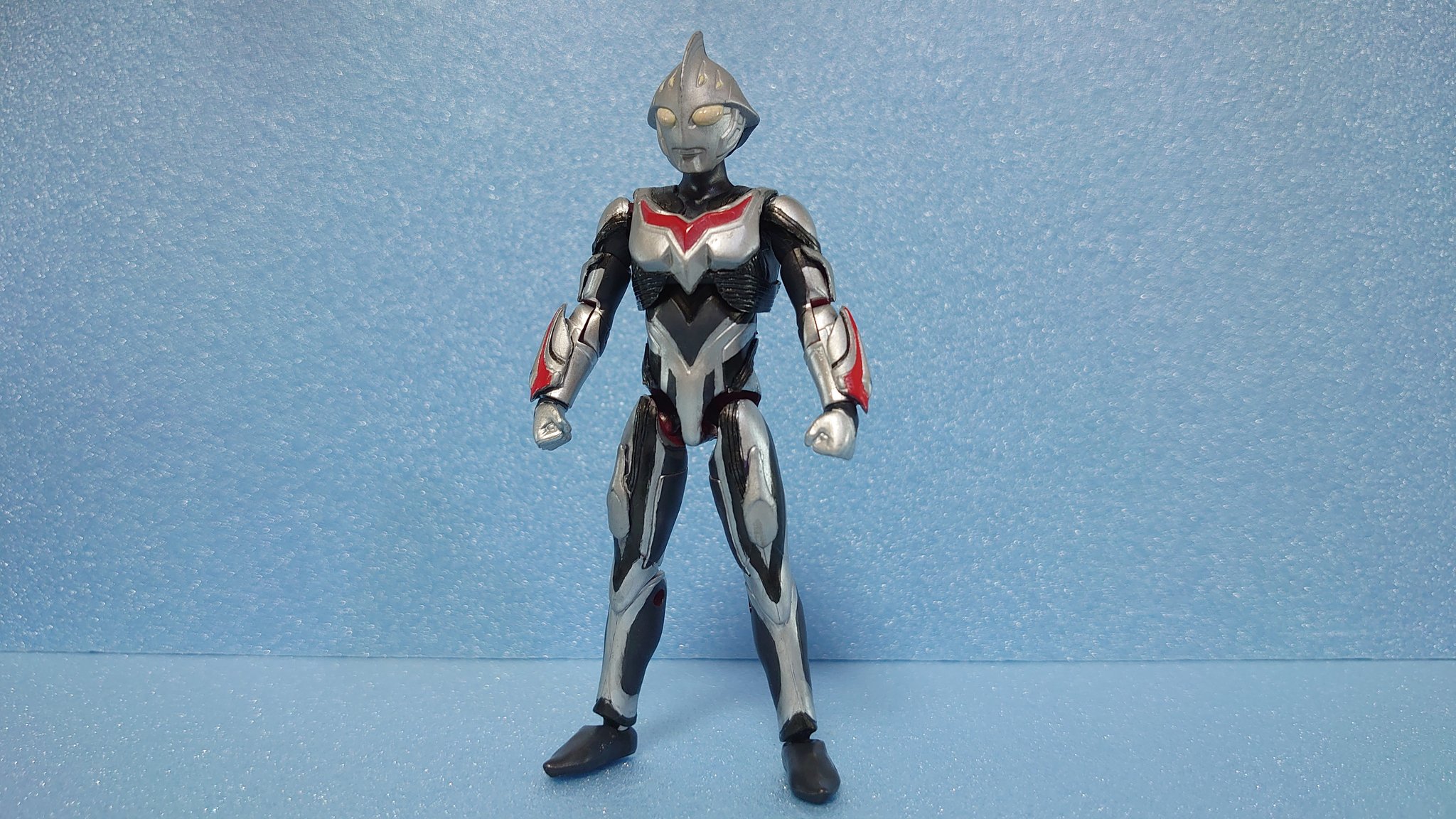 フクマン 銀色の 巨人 超動改造ウルトラマンネクサス アンファンスのリメイク 素体を掌動ティガとメビウスの腕に変更 他には以前のでは塗装で表現してましたが 全身に黒いモールドをソフビから移植して貼り付けてます ウルトラフィギュア改造