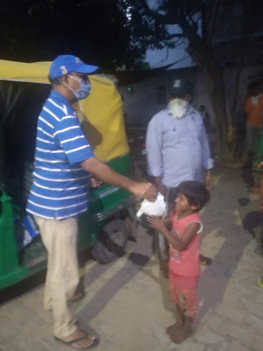 itvfoundation's tweet photo. The iTV foundation's food bank campaign, has a kitchen in Gurgaon which is provides 3000 meals everyday to the migrant workers stuck in Gurgaon and the Auto Union families. 

@Inkhabar @NewsX 

#COVID19 #iTVFoundation #Enabler #iTVFoundationFoodBank https://t.co/G51PtqAL6w