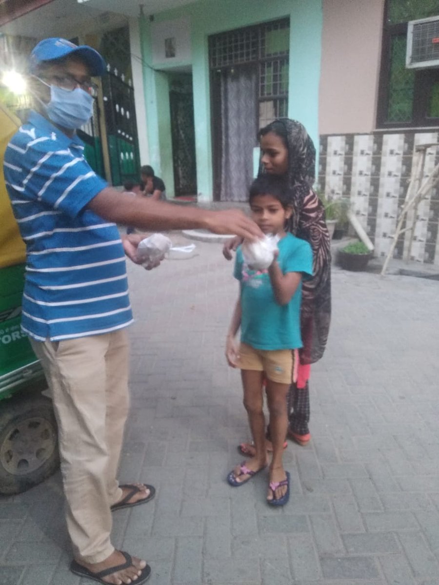 itvfoundation's tweet photo. The iTV foundation's food bank campaign, has a kitchen in Gurgaon which is provides 3000 meals everyday to the migrant workers stuck in Gurgaon and the Auto Union families. 

@Inkhabar @NewsX 

#COVID19 #iTVFoundation #Enabler #iTVFoundationFoodBank https://t.co/G51PtqAL6w