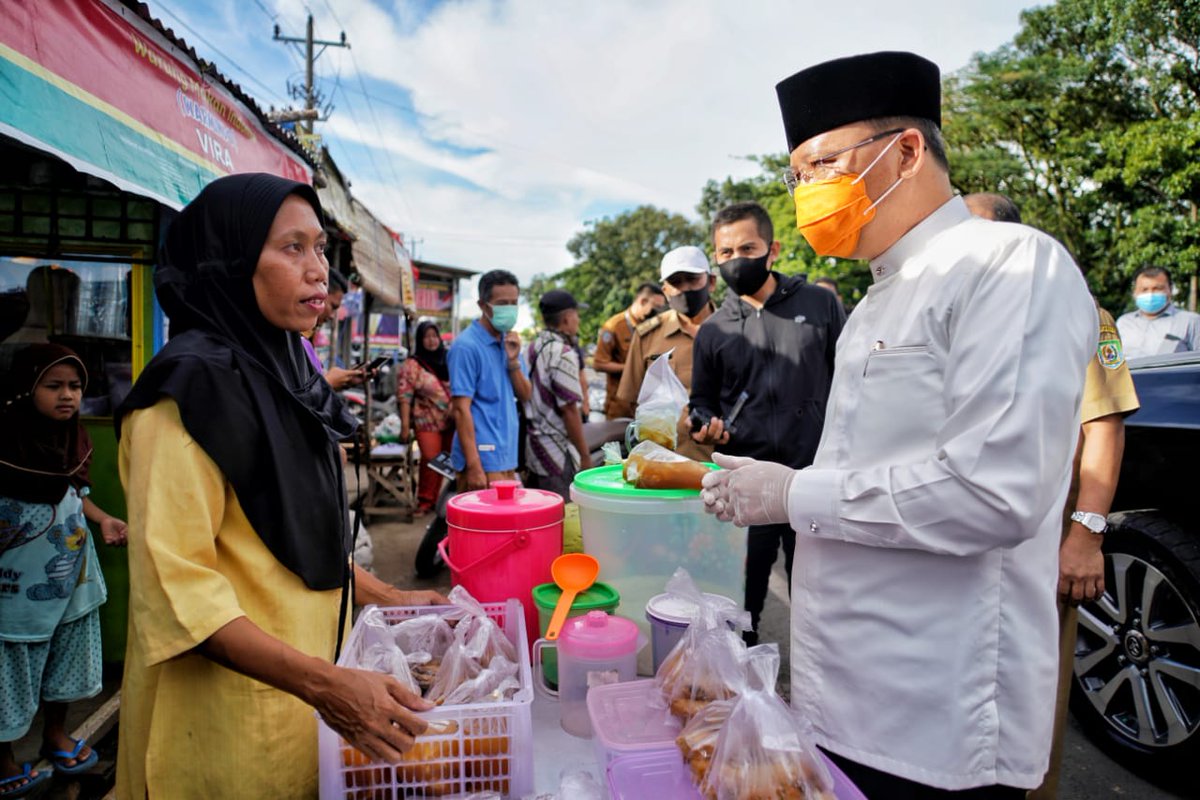 mediacenterBKL's tweet photo. Gubernur Bengkulu Rohidin Mersyah Selasa sore (28/4) berkeliling Kota Bengkulu untuk membeli takjil dan dibagikan kepada masyarakat dan para mahasiswa.

#bengkulusehat #bersatulawancovid19 #ayolawancorona https://t.co/iNBiIHBTjU