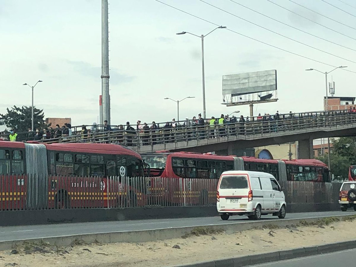 lafm's tweet photo. #Regiones | A esta hora se presenta congestión en el Estación San Mateo de @TransMilenio https://t.co/eyTGBdxAeD #UnaAyudaPara https://t.co/xIPoTOguph