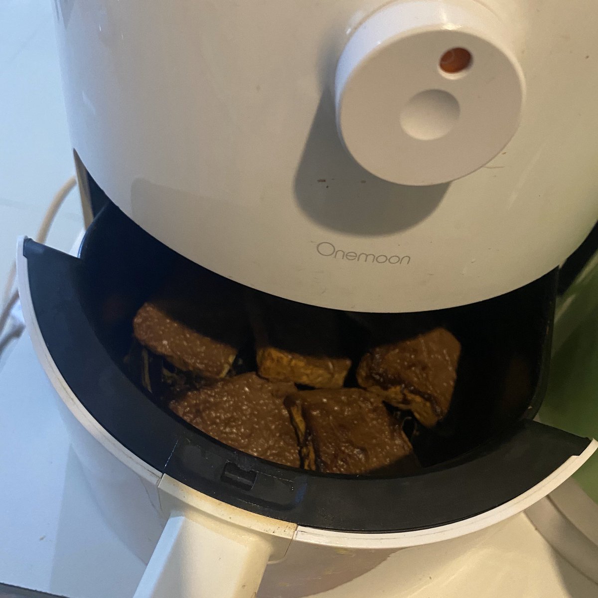 หม้อทอด xiaomi คือดีแบบไม่ไหว คุ้มเงินมาก ล่าสุดเอามาทำขนมปังกรอบนูเทลล่าแล้วค่ะ
คือปังไม่ไหวค่ะ อร่อยมากกกกกกกก
อันที่เยิ้มๆคือเอามาทาหลังจากอบขนมปังกรอบแล้วนะคะ แต่ถ้าใครทาแล้วเอาไปอบก็จะได้ตามรูปเลย ดีมากกกก ดาวล้านดวงงงงงงงง กินไปน้ำตาไหล ช่างหัวแคลอรี่แล้วค่ะ 😭