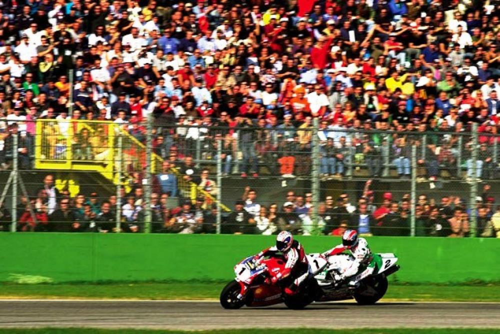 Gp Spectator そしてこの年をもって カストロール ホンダはワークス活動を終了 更にはアプリリア ワークス カワサキワークスも撤退 残るのはドゥカティワークスとアルスター スズキのみという Motogpの4スト化の影響を大きく受けることになったsbk Gp Spectator そしてこの年をもって カストロール ホンダはワークス活動を終了 更にはアプリリア ワークス カワサキワークスも撤退 残るのはドゥカティワークスとアルスター スズキのみという Motogpの4スト化の影響を大きく受けることになったsbk
