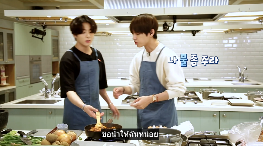 meownongtae's tweet photo. เเทกินเผ็ดไม่ได้เลยขอให้กุกไปเอาน้ำให้หน่อย เเต่กุกเห็นเเทมือไม่ว่างเลยป้อนให้ซะเลย น่ารัก #kookv https://t.co/dXD4MtHsin