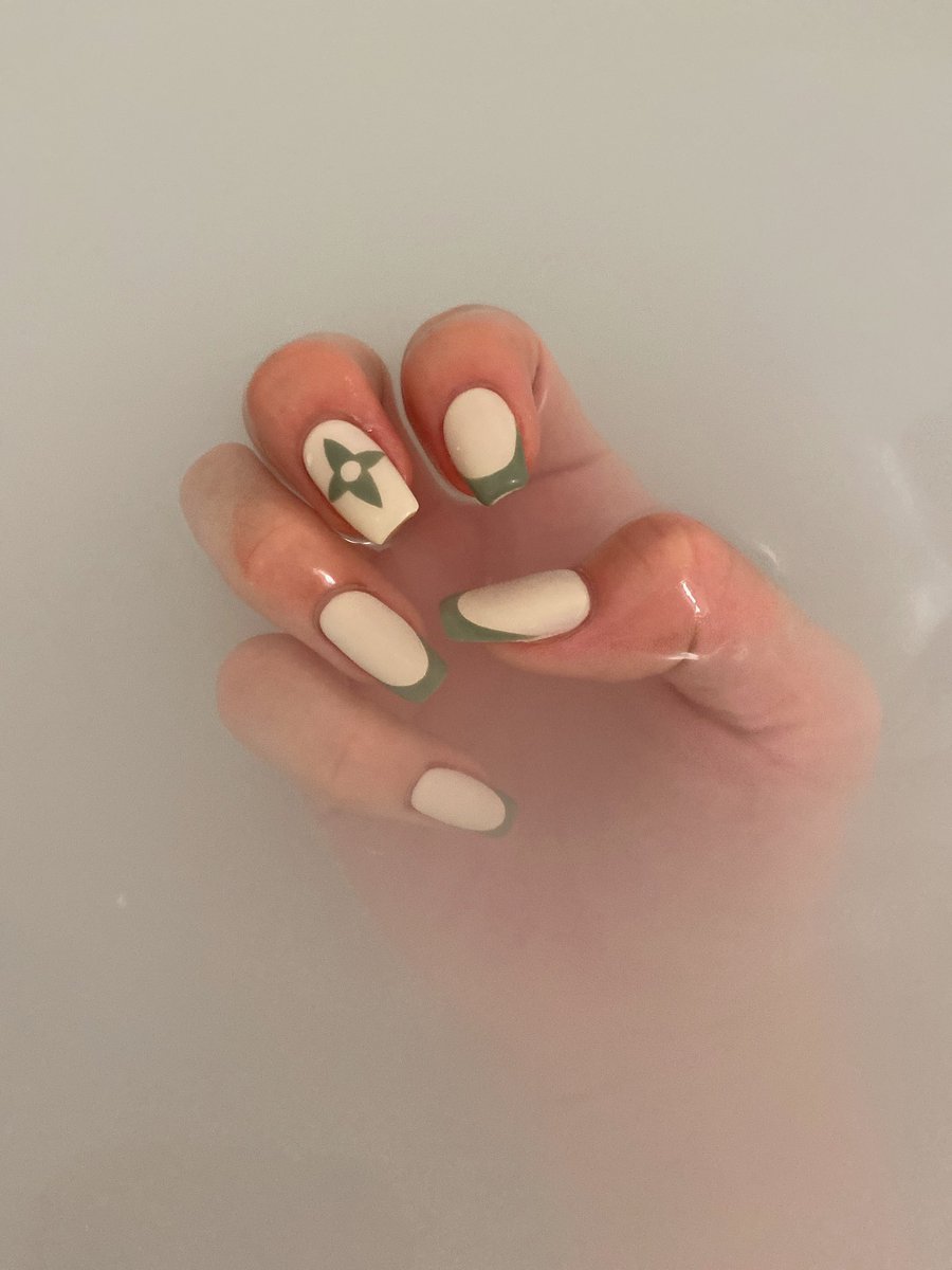 だいぶ前に変えたネイルはピスタチオフレンチにVUITTONロゴ♡ドツボ💅💚自撮りは一昨日ぐらいの✌️🎀