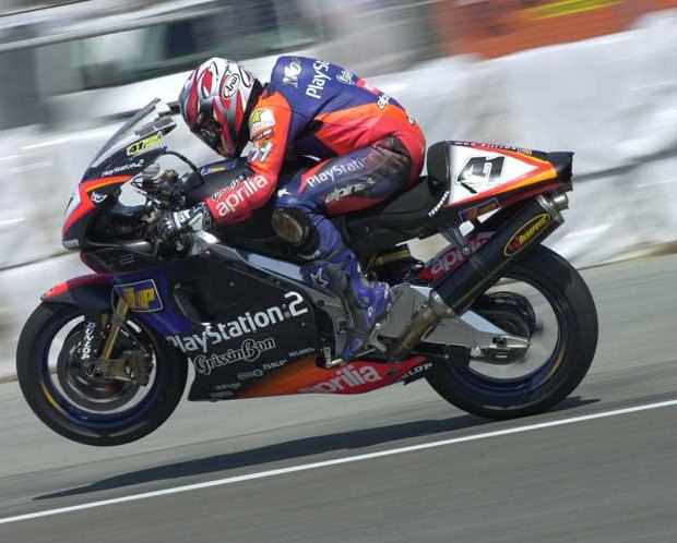 Gp Spectator そしてこの年をもって カストロール ホンダはワークス活動を終了 更にはアプリリア ワークス カワサキワークスも撤退 残るのはドゥカティワークスとアルスター スズキのみという Motogpの4スト化の影響を大きく受けることになったsbk Gp Spectator そしてこの年をもって カストロール ホンダはワークス活動を終了 更にはアプリリア ワークス カワサキワークスも撤退 残るのはドゥカティワークスとアルスター スズキのみという Motogpの4スト化の影響を大きく受けることになったsbk