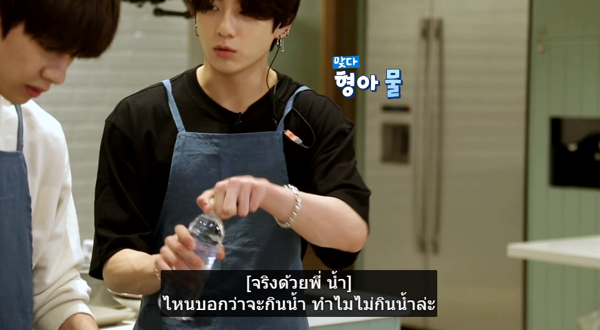 meownongtae's tweet photo. เเทกินเผ็ดไม่ได้เลยขอให้กุกไปเอาน้ำให้หน่อย เเต่กุกเห็นเเทมือไม่ว่างเลยป้อนให้ซะเลย น่ารัก #kookv https://t.co/dXD4MtHsin