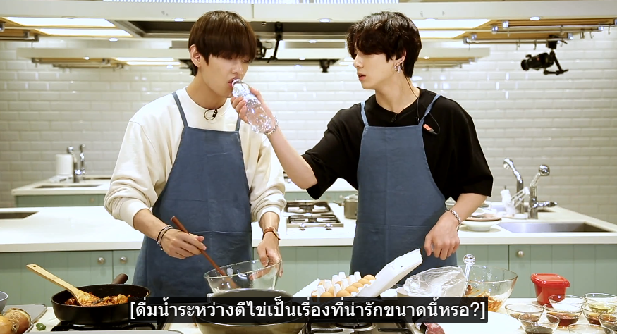 meownongtae's tweet photo. เเทกินเผ็ดไม่ได้เลยขอให้กุกไปเอาน้ำให้หน่อย เเต่กุกเห็นเเทมือไม่ว่างเลยป้อนให้ซะเลย น่ารัก #kookv https://t.co/dXD4MtHsin