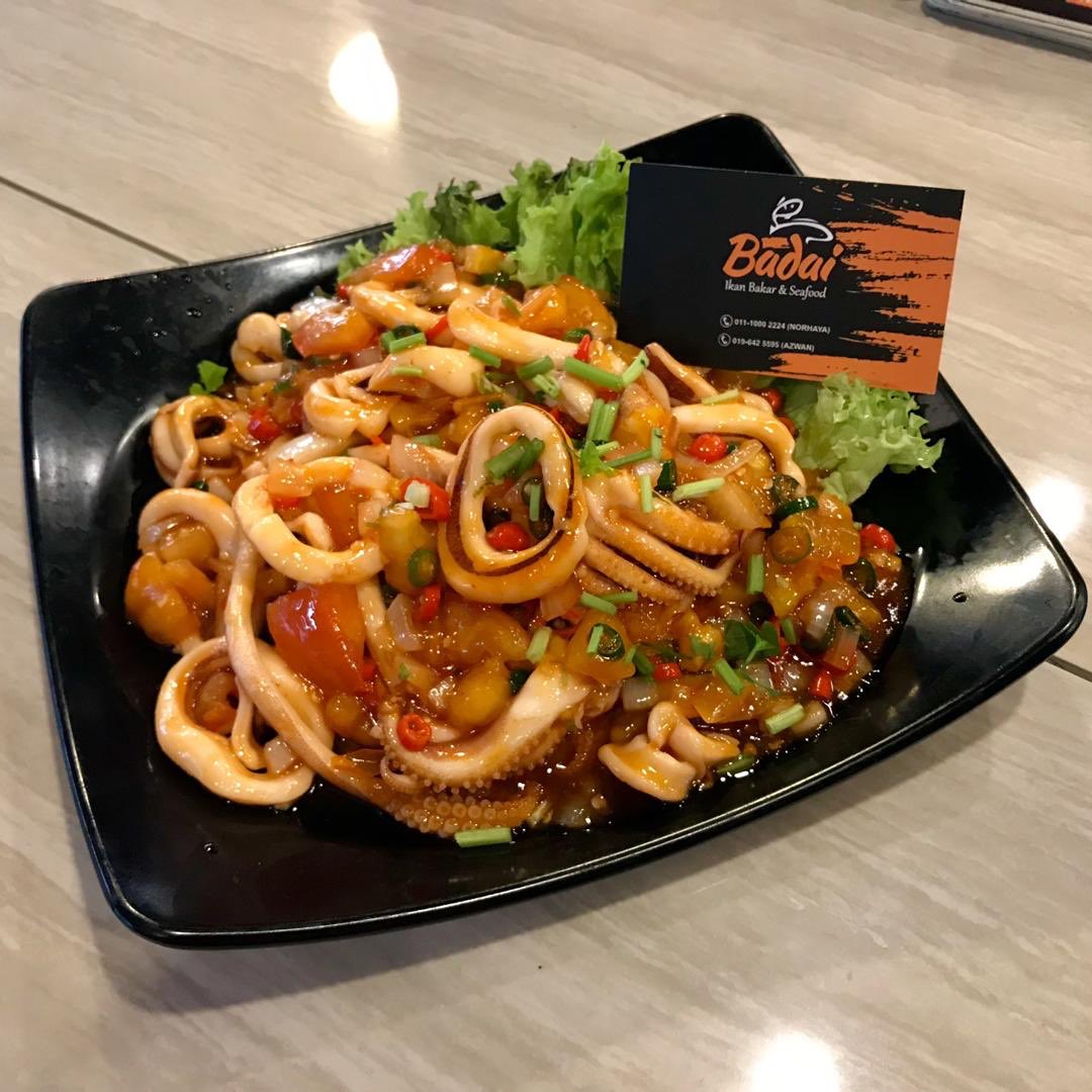 Dah habis idea untuk berbuka? Jangan risau! Badai Ikan Bakar & Seafood  menyediakan bermacam pilihan menu seperti Siakap Bakar, Ikan Siakap Steam  Lemon, Siakap 3 Rasa, Sotong Tepung, Sotong 3 Rasa, Kerabu
