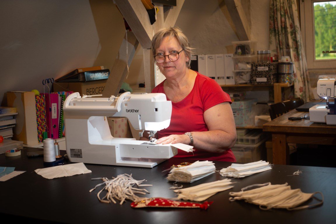 PLiebens's tweet image. Leerkracht Nederlands Myriam Lacroix naait mondmaskertjes voor alle personeelsleden van het GO! Atheneum Sint-Truiden Campus Speelhof ⁦@RaymondaVerdyck⁩ ⁦@GO_onderwijs⁩ #samentegencorona