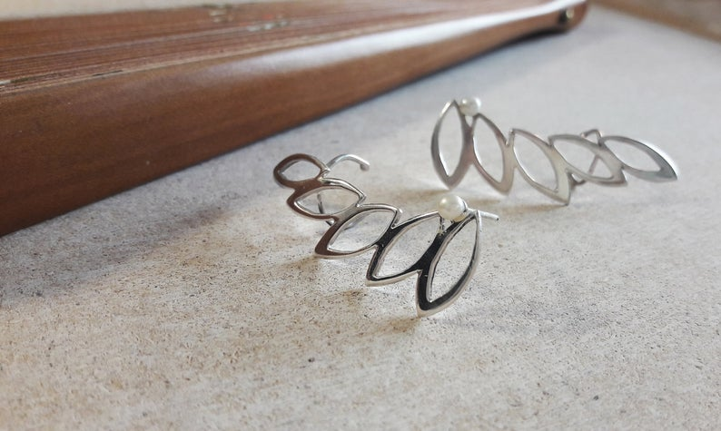 YooJewelry's tweet photo. 👁️ #newlisting #earrings #earclimber #silver #pearl #bride #wedding #sterlingsilver #leaf #leaves #statementearrings #etsy #etsyshop #etsyseller #etsygift #Etsysocial #gift #foryou #forher 👉https://t.co/vHBPSvZLQb👈 https://t.co/9ubipxFvLw