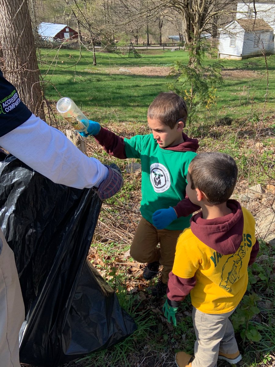 This weekend in honor of #earthday we cleaned up trash in our neighborhood <a href="/NES_CT/">NES_CT</a> #NEScares