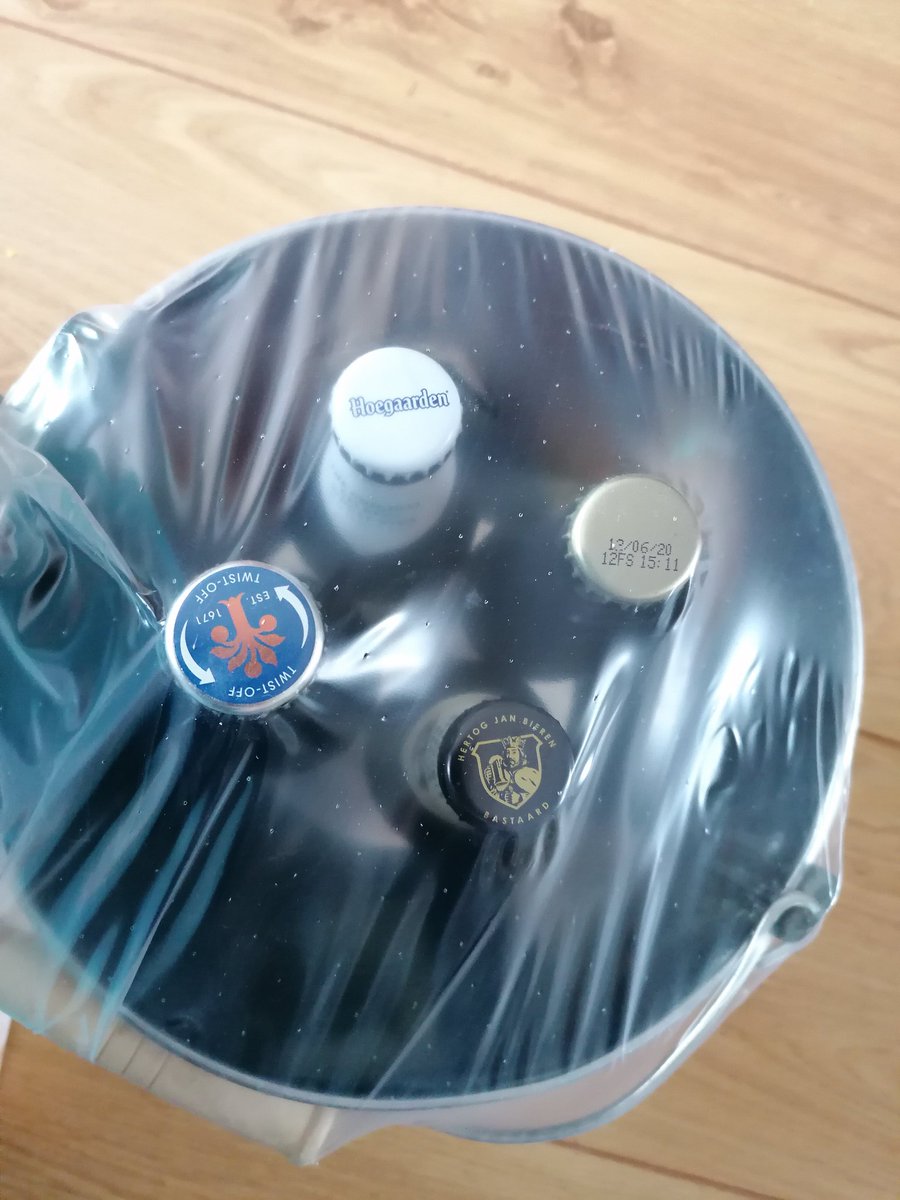 Puck_Verhoevaa's tweet photo. @HEMA hi Hema! Zojuist de beerbucket bij jullie gekocht. Op de verpakking staan 5 biertjes en in de verpakking zitten er maar vier? Ook zijn de biertjes nog maar een maand houdbaar.. (corona mist toevallig..) https://t.co/DxvvehjsU2