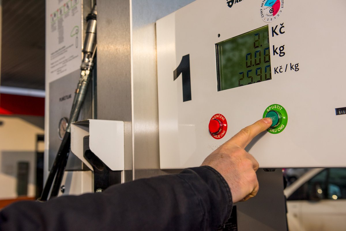 innogy_cz's tweet photo. Biometanem obohacený zemní plyn je emisně čistou variantou #CNG, pokud je vyroben např. z biologicky rozložitelného odpadu. Přesně takový biometan nám pro úpravu na #BioCNG dodává ECR Rapotín z holdingu @efgholding.
Jezděte s námi ekonomicky i ekologicky! https://t.co/yrT91xycAa